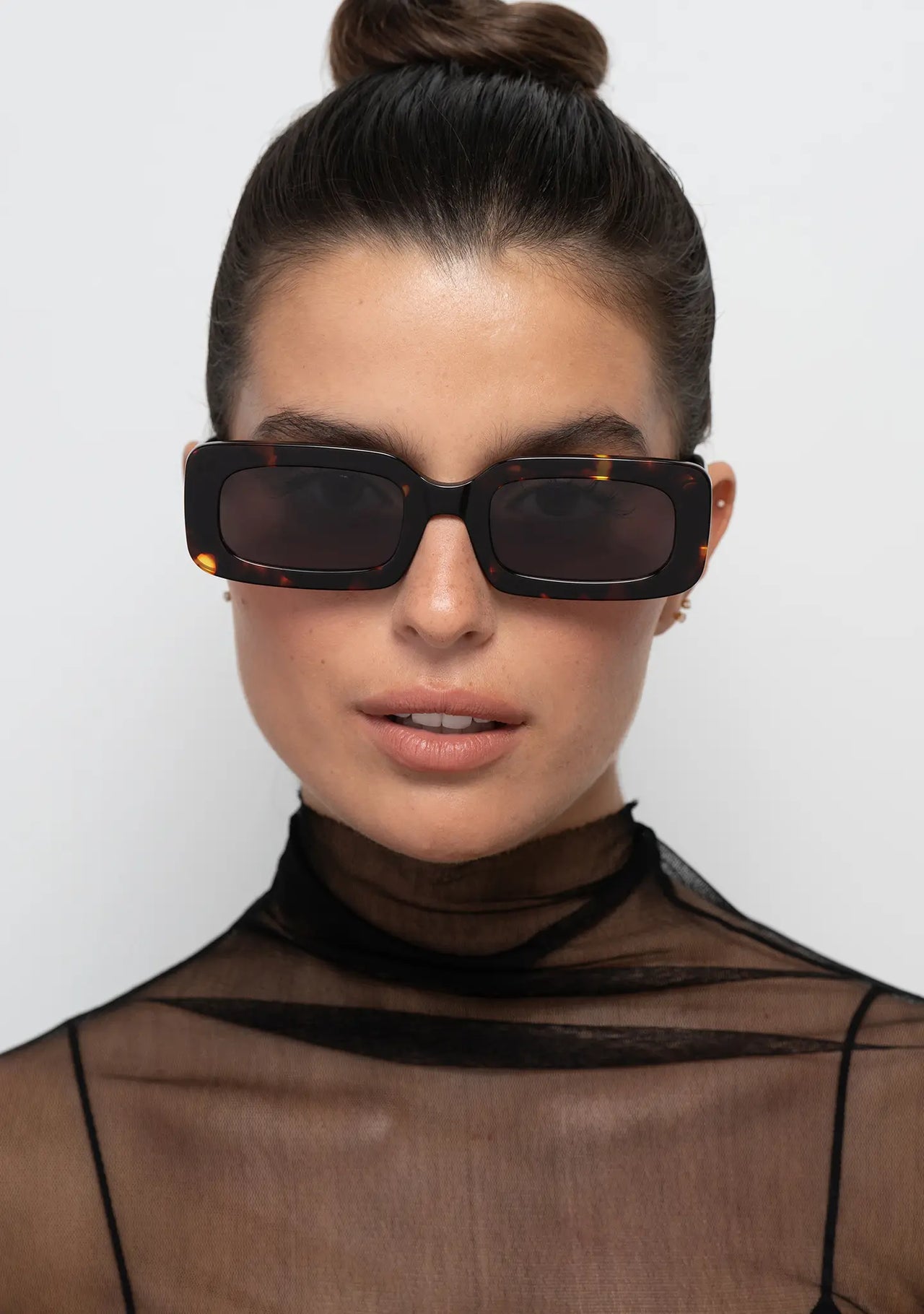 womens sunglasses Bo Bo Noir Jane rectangular in tortoise acetate with CR-39 single gray lenses, woman wearing, front view.