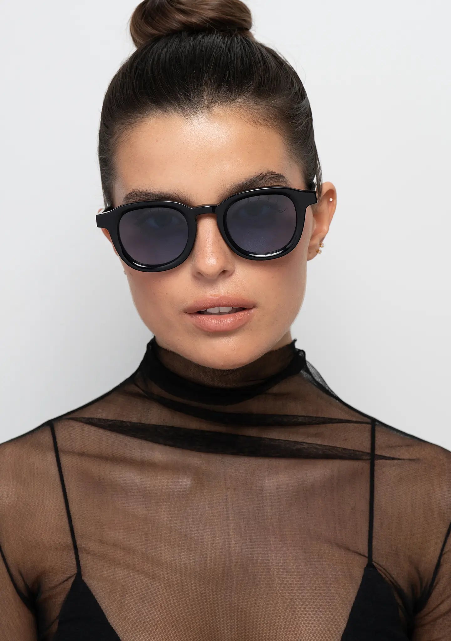 womens sunglasses Bo Bo Noir Narr panto round in shiny black acetate with gradient blue nylon lenses, woman wearing, front view.