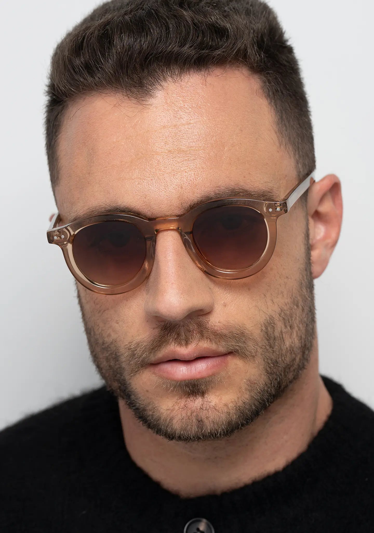 mens sunglasses Bo Bo Noir William round in crystal peach acetate with CR-39 gradient brown lenses, man wearing, front view.