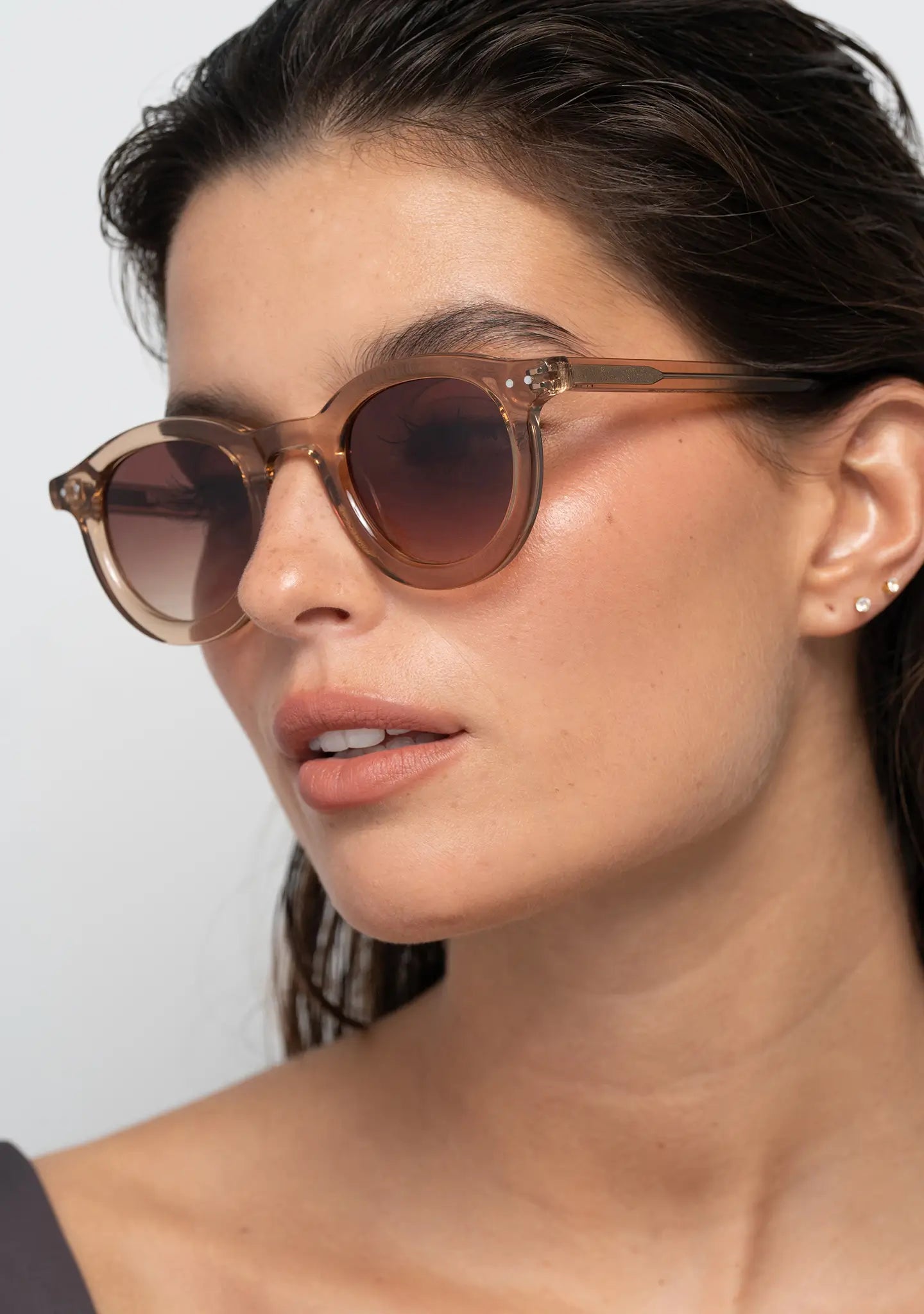womens sunglasses Bo Bo Noir William round in crystal peach acetate with CR-39 gradient brown lenses, woman wearing, side view.