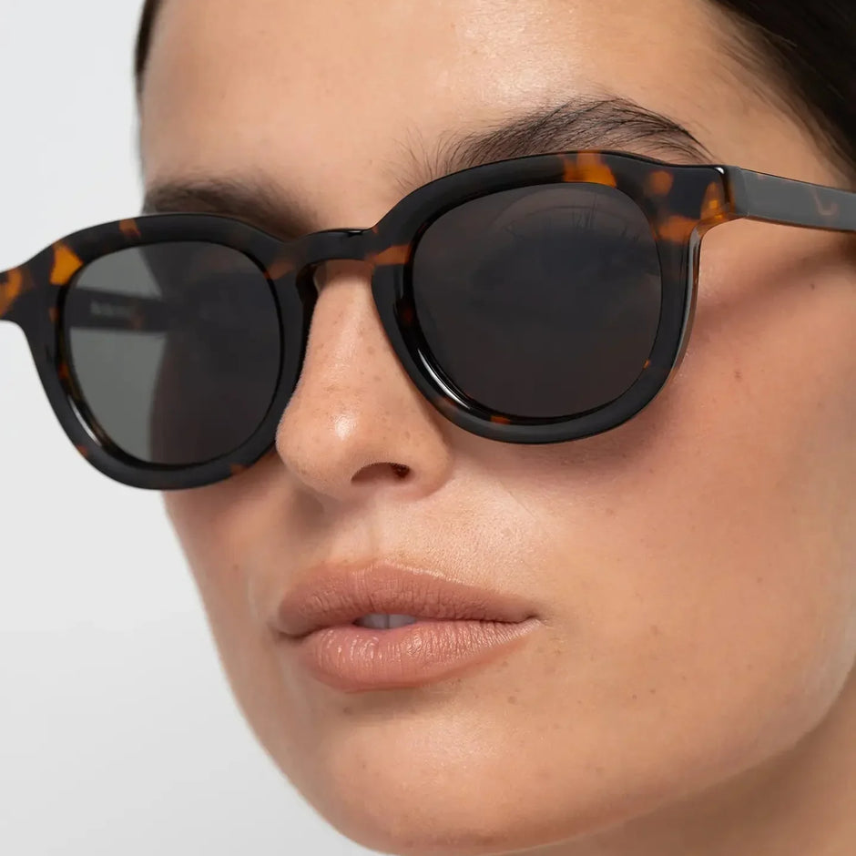 Best Sunglasses for High Cheekbones: Enhance Structure Without Overpowering