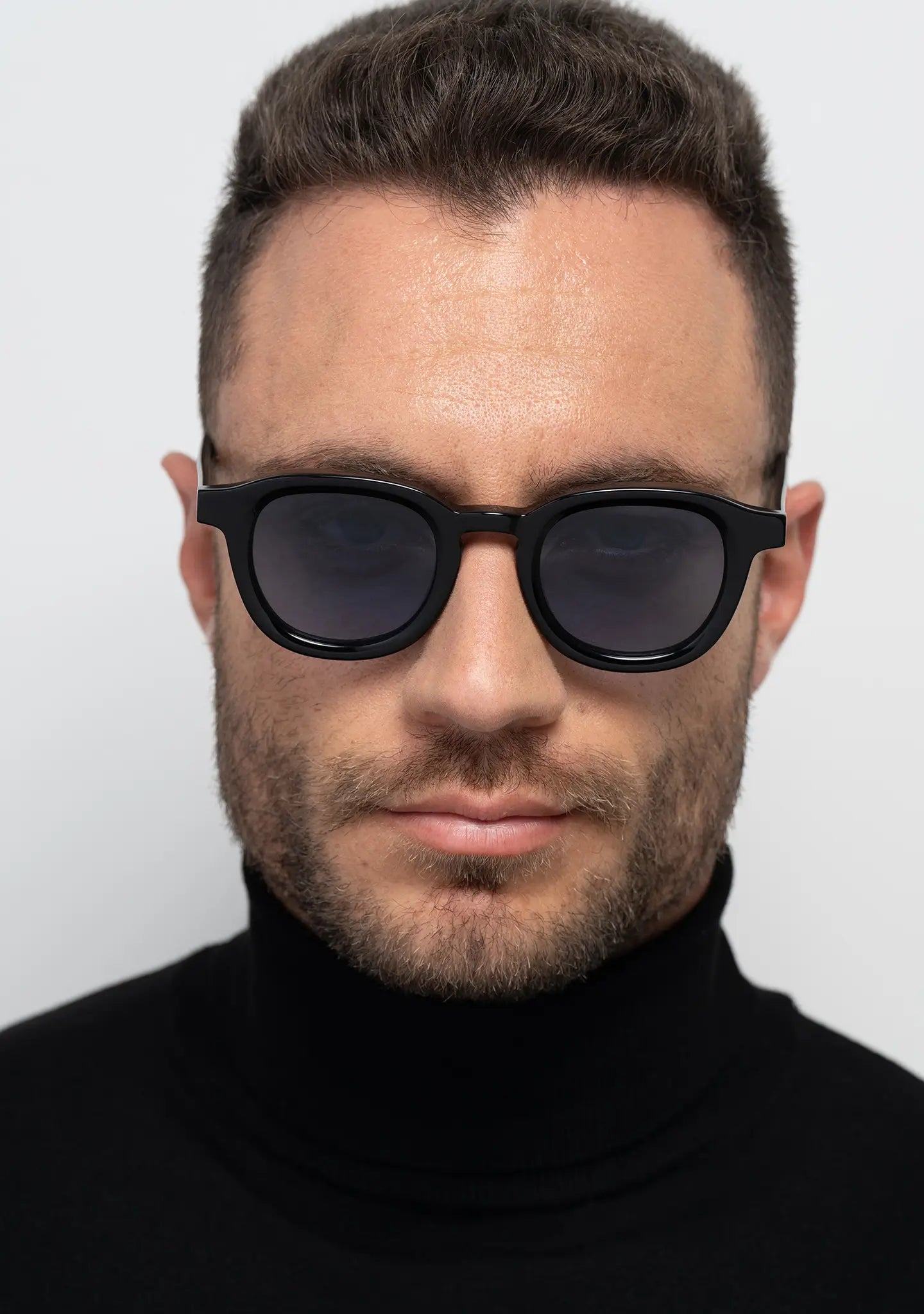 mens sunglasses Bo Bo Noir Narr panto round in shiny black acetate with gradient blue nylon lenses, man wearing, front view.
