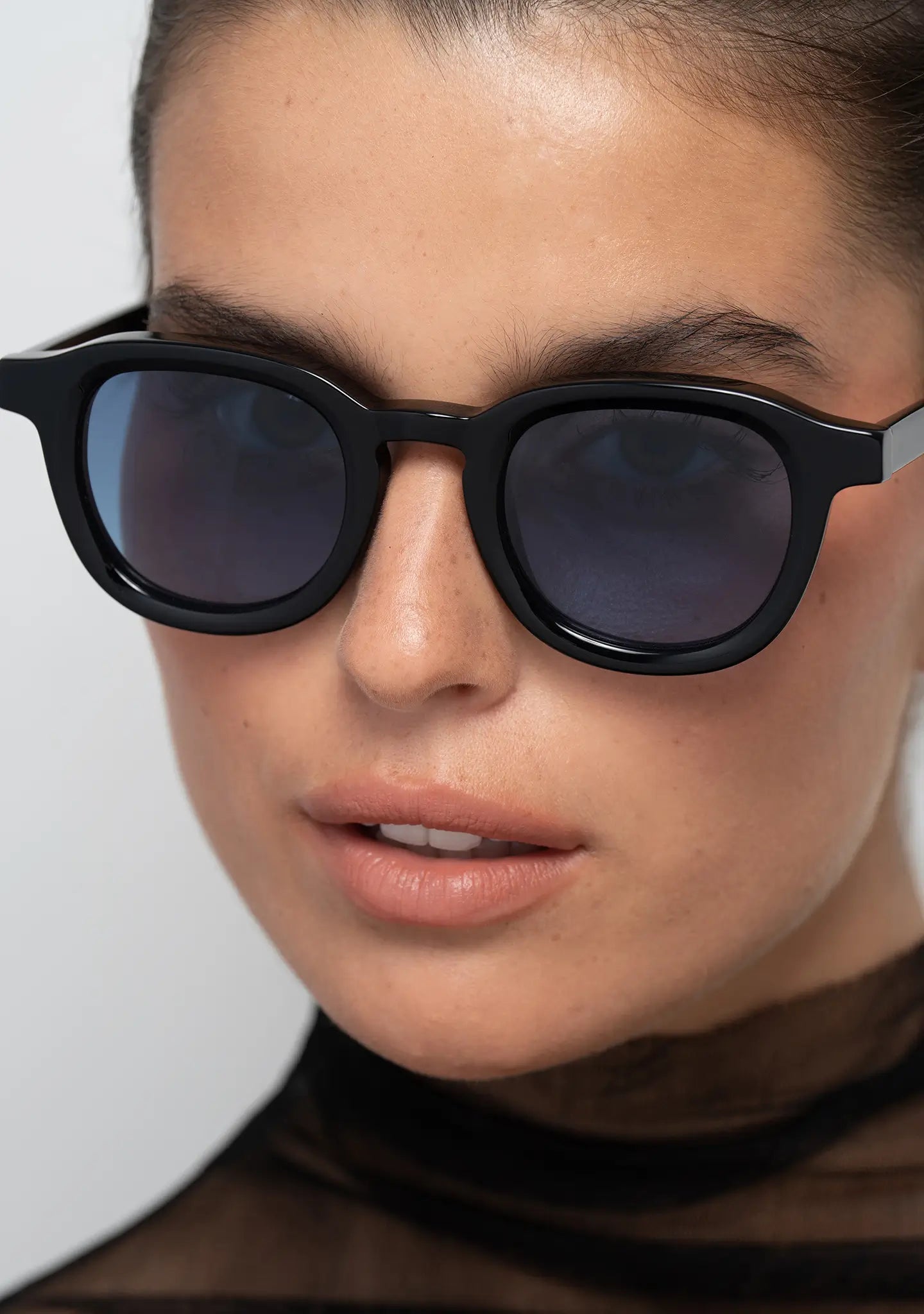 womens sunglasses Bo Bo Noir Narr panto round in shiny black acetate with gradient blue nylon lenses, woman wearing, side view.