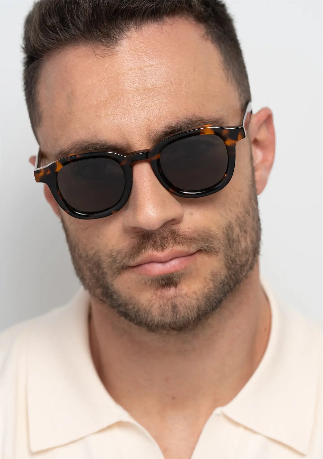 mens sunglasses Bo Bo Noir Narr panto round in tortoise acetate with single gray nylon lenses, man wearing, front view.