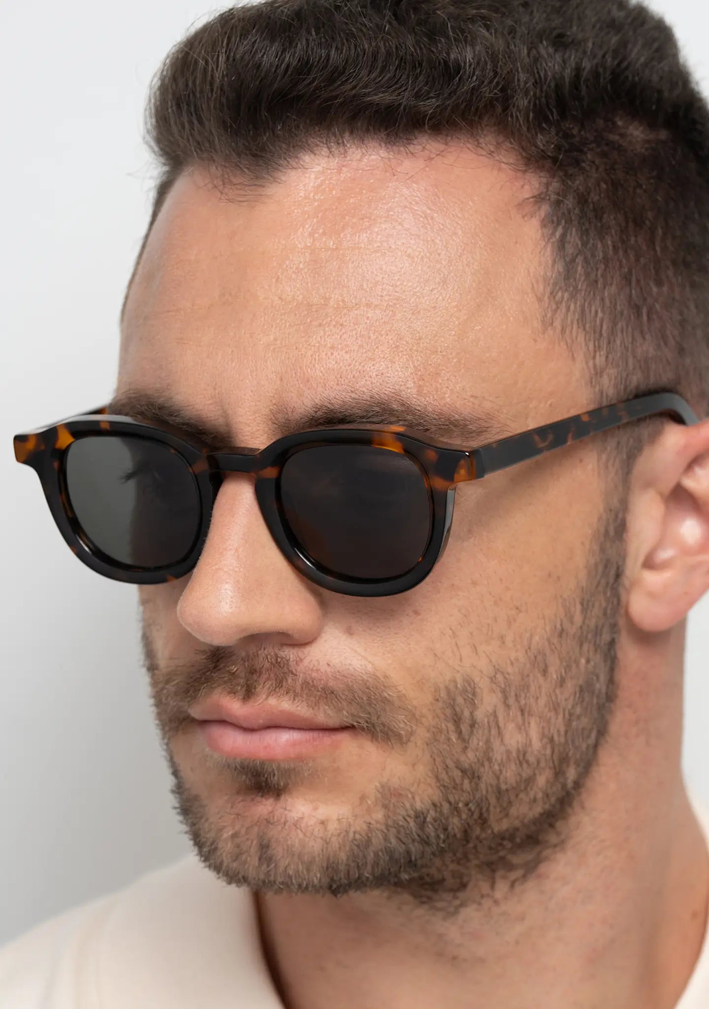 mens sunglasses Bo Bo Noir Narr panto round in tortoise acetate with single gray nylon lenses, man wearing, side view.