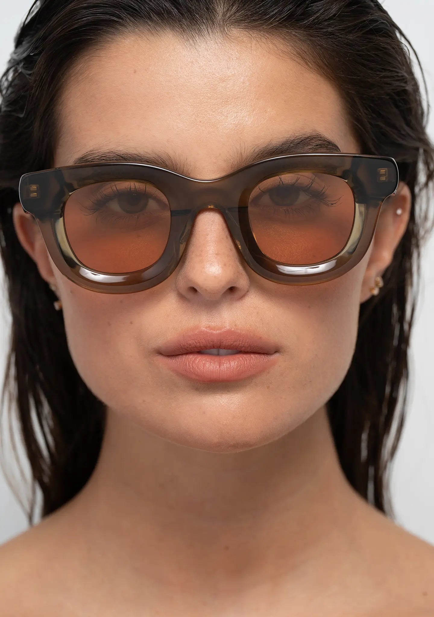 Womens sunglasses Bo Bo Noir Triboulet olive panto round in acetate, woman wearing, front view.