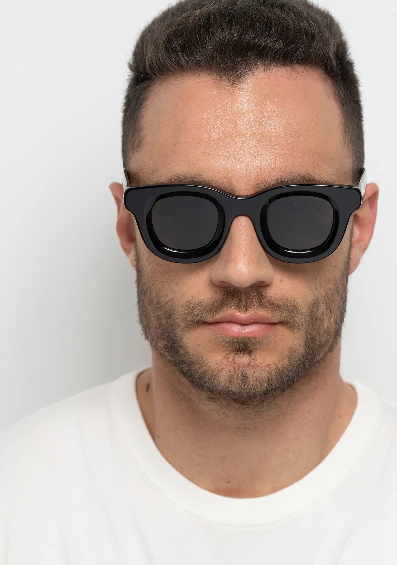 mens sunglasses Bo Bo Noir Triboulet panto round in shiny black acetate with gray nylon lenses, man wearing, front view.