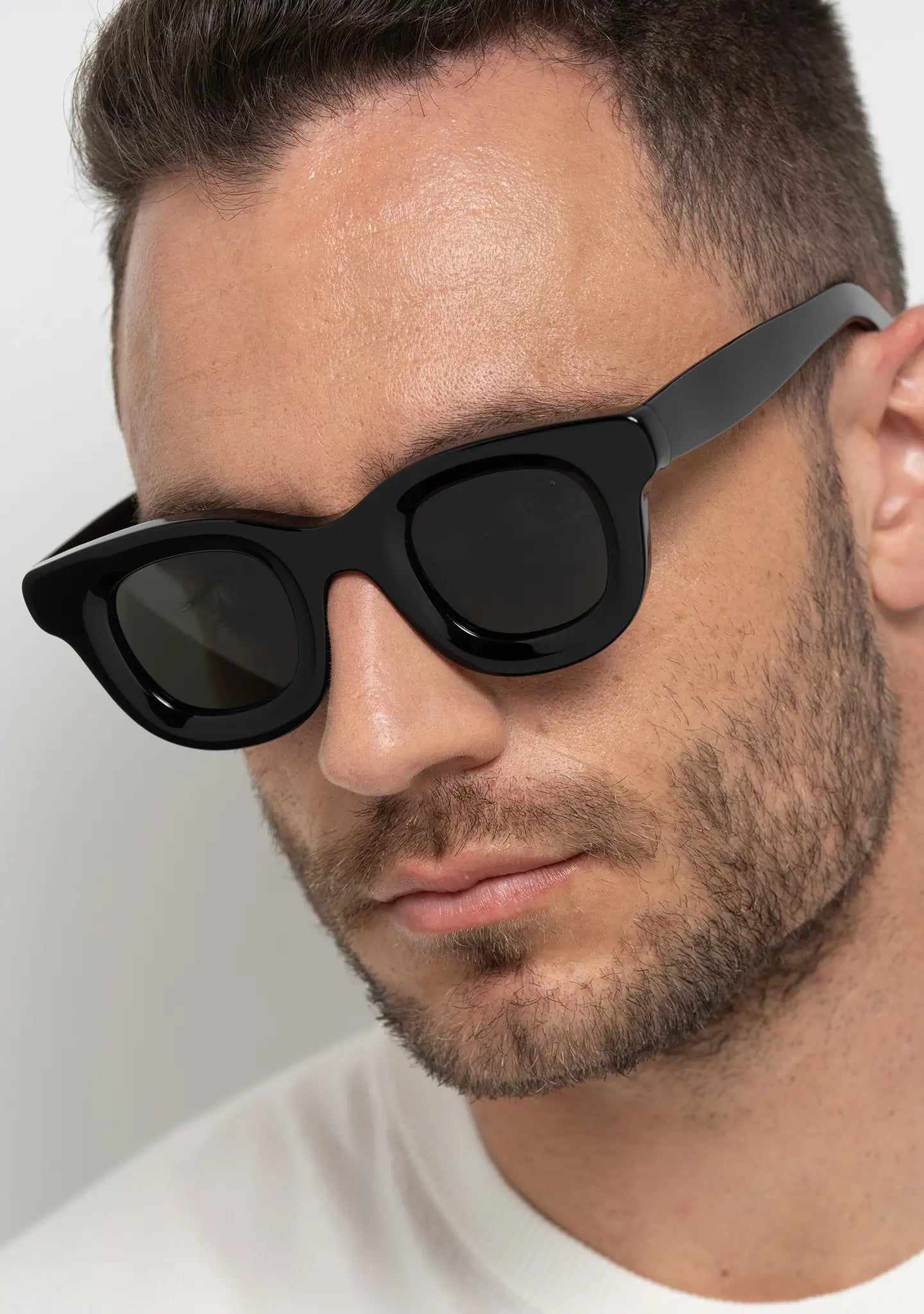 mens sunglasses Bo Bo Noir Triboulet panto round in shiny black acetate with gray nylon lenses, man wearing, profile view.