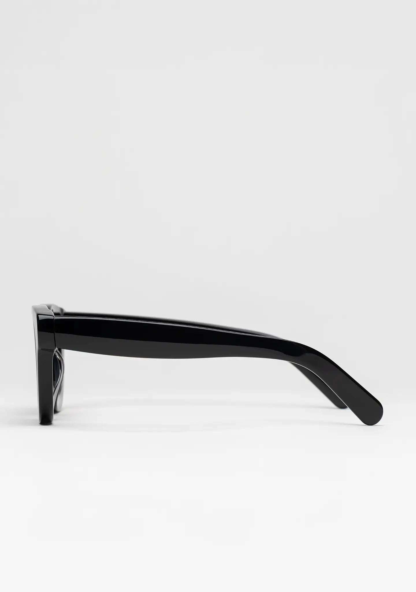 Bo Bo Noir Triboulet panto round sunglasses in shiny black acetate with gray nylon lenses, profile view.