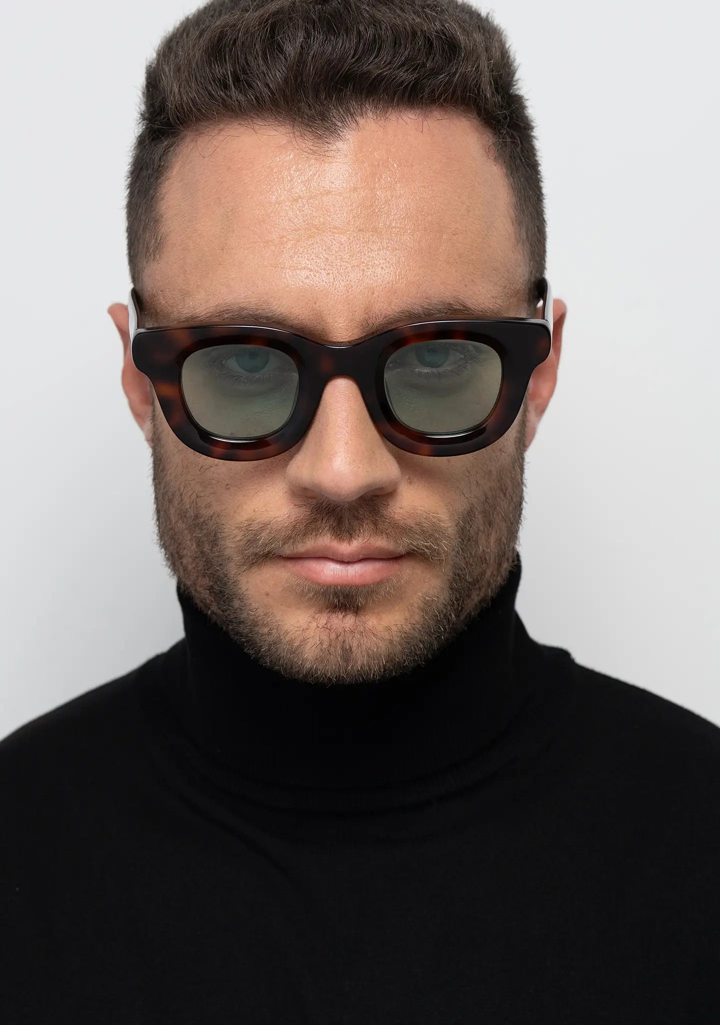 mens sunglasses Bo Bo Noir Triboulet tortoise panto round in acetate, man wearing, front view.