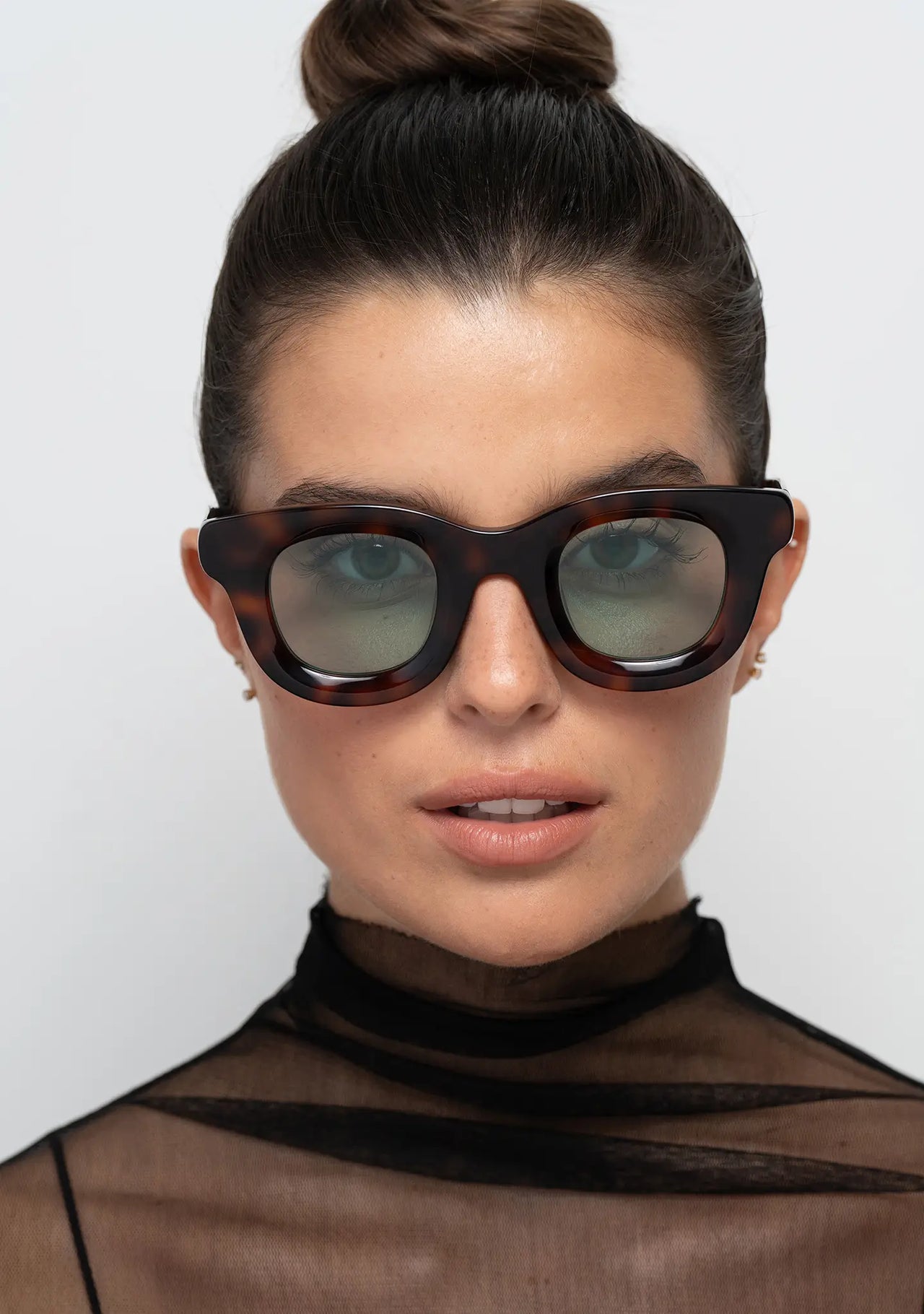 womens sunglasses Bo Bo Noir Triboulet tortoise panto round in acetate, woman wearing, front view.