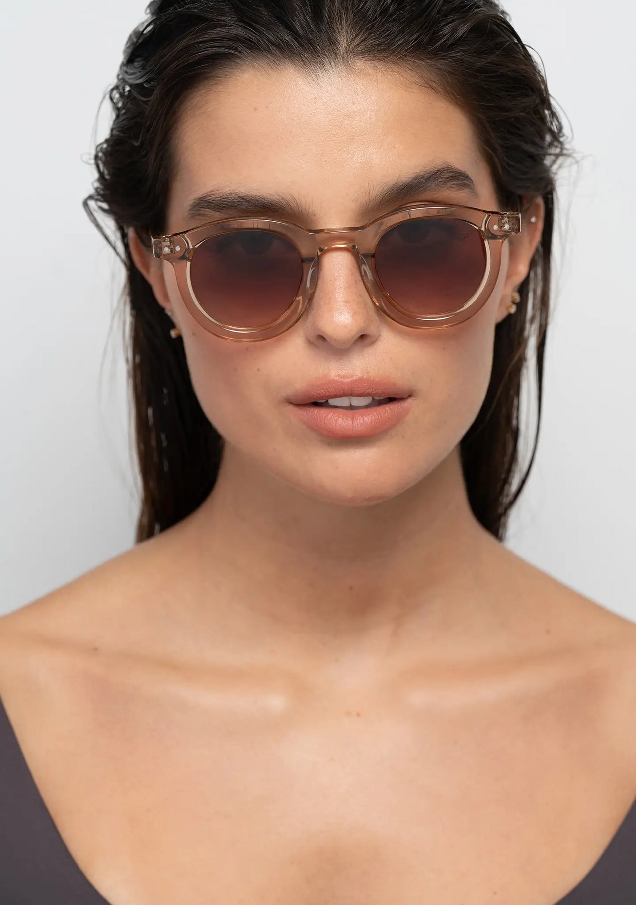 womens sunglasses Bo Bo Noir William round in crystal peach acetate with CR-39 gradient brown lenses, woman wearing, front view.