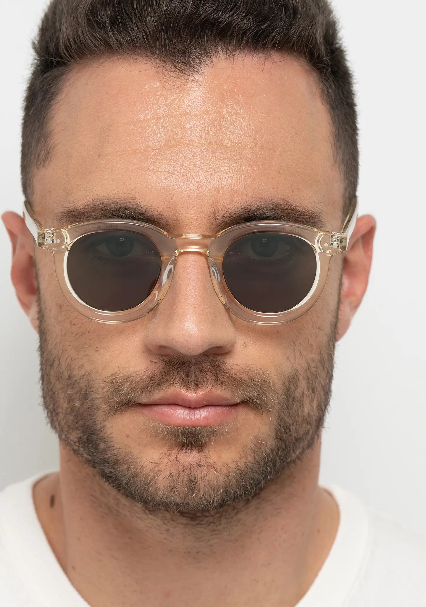 mens sunglasses Bo Bo Noir William round in crystal yellow acetate with CR-39 grey-green lenses, man wearing, front view.