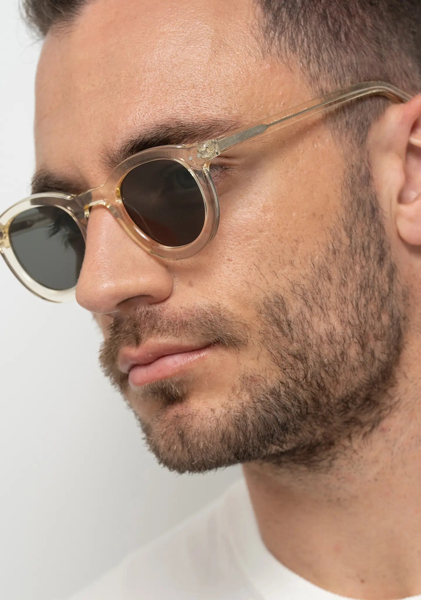 mens sunglasses Bo Bo Noir William round in crystal yellow acetate with CR-39 grey-green lenses, man wearing, side view.