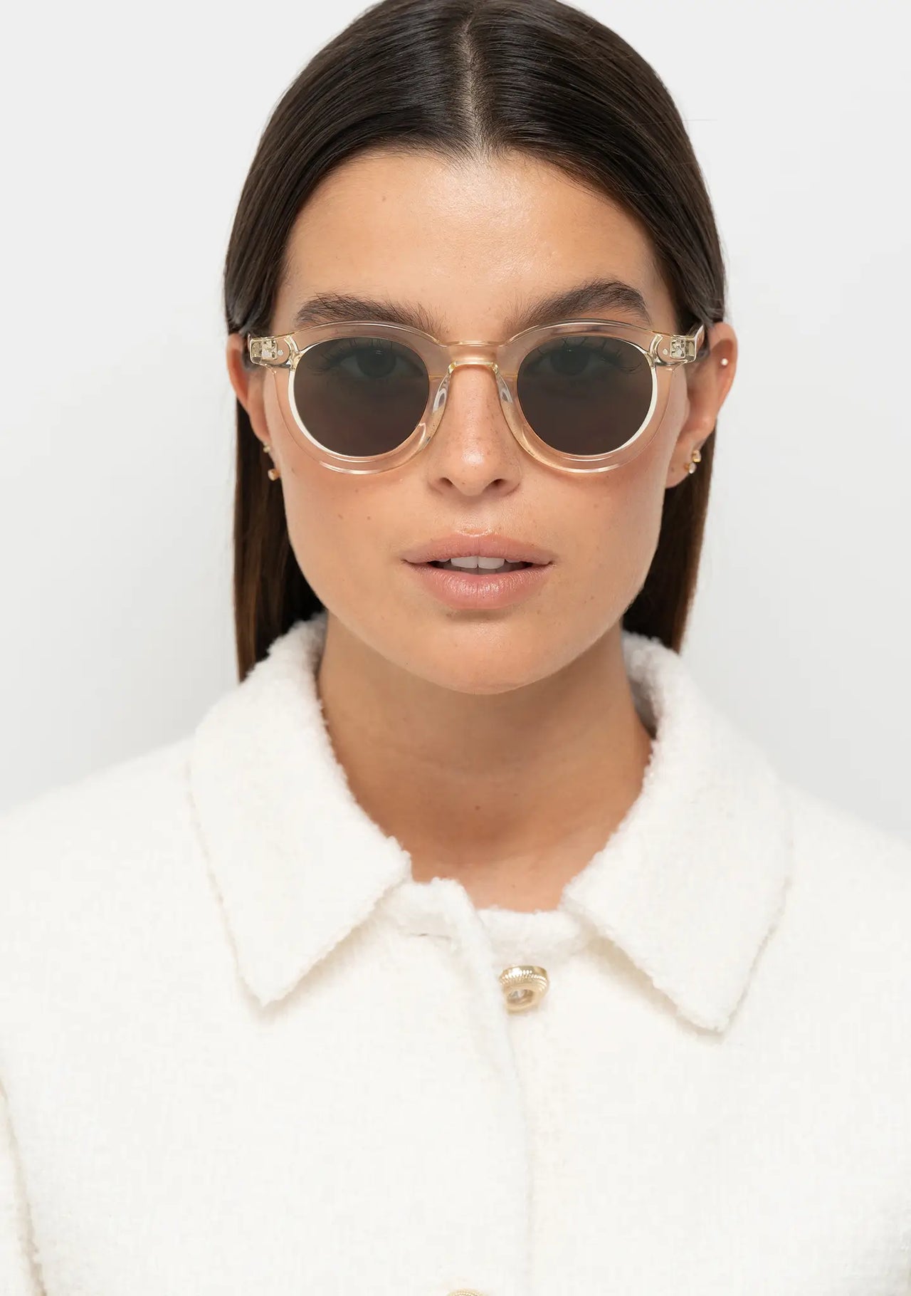 womens sunglasses Bo Bo Noir William round in crystal yellow acetate with CR-39 grey-green lenses, woman wearing, front view.
