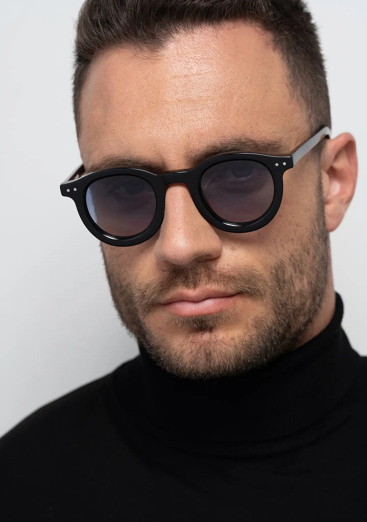 mens sunglasses Bo Bo Noir William round in shiny black acetate with CR-39 gradient blue lenses, man wearing, front view.
