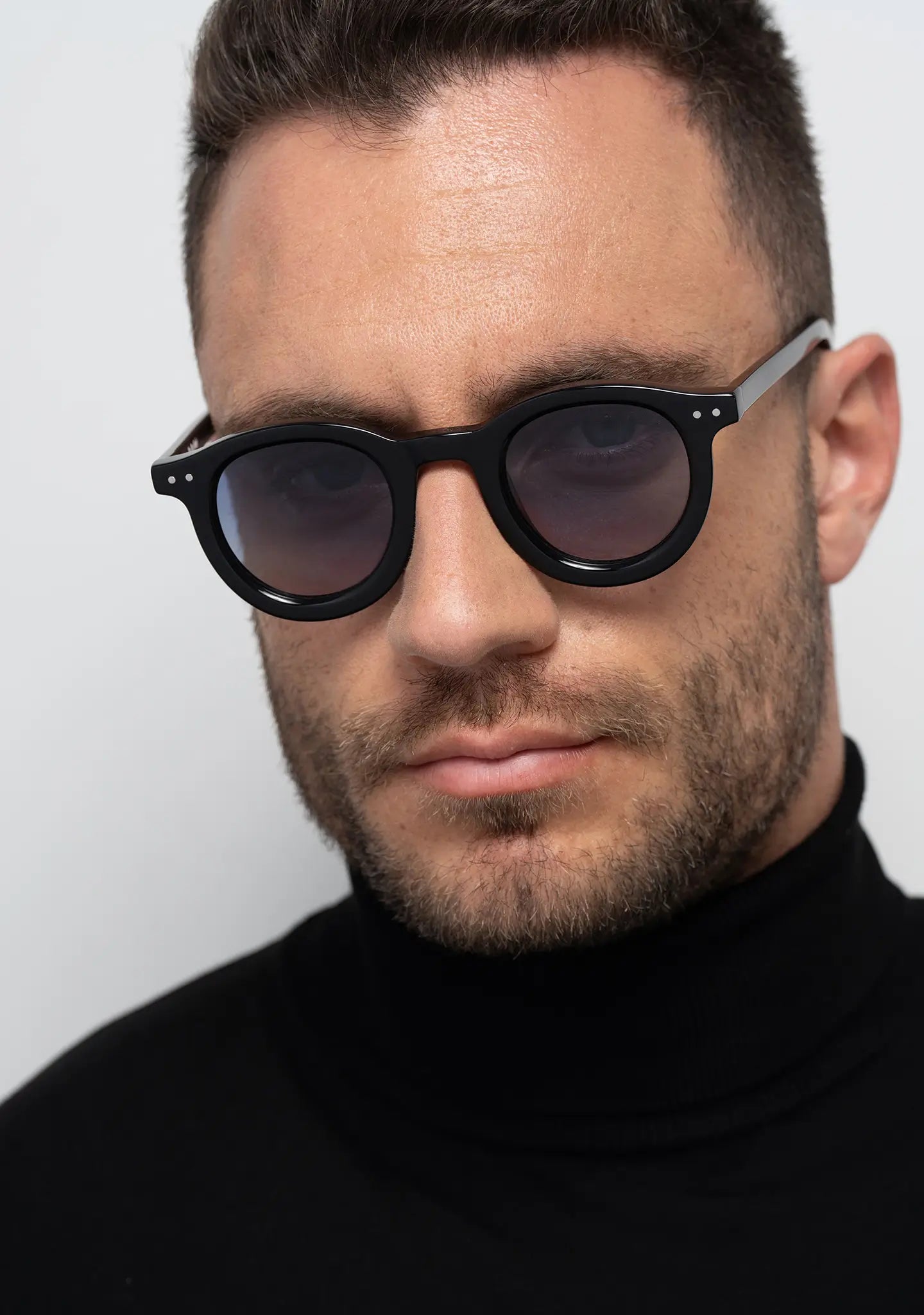 mens sunglasses Bo Bo Noir William round in shiny black acetate with CR-39 gradient blue lenses, man wearing, front view.