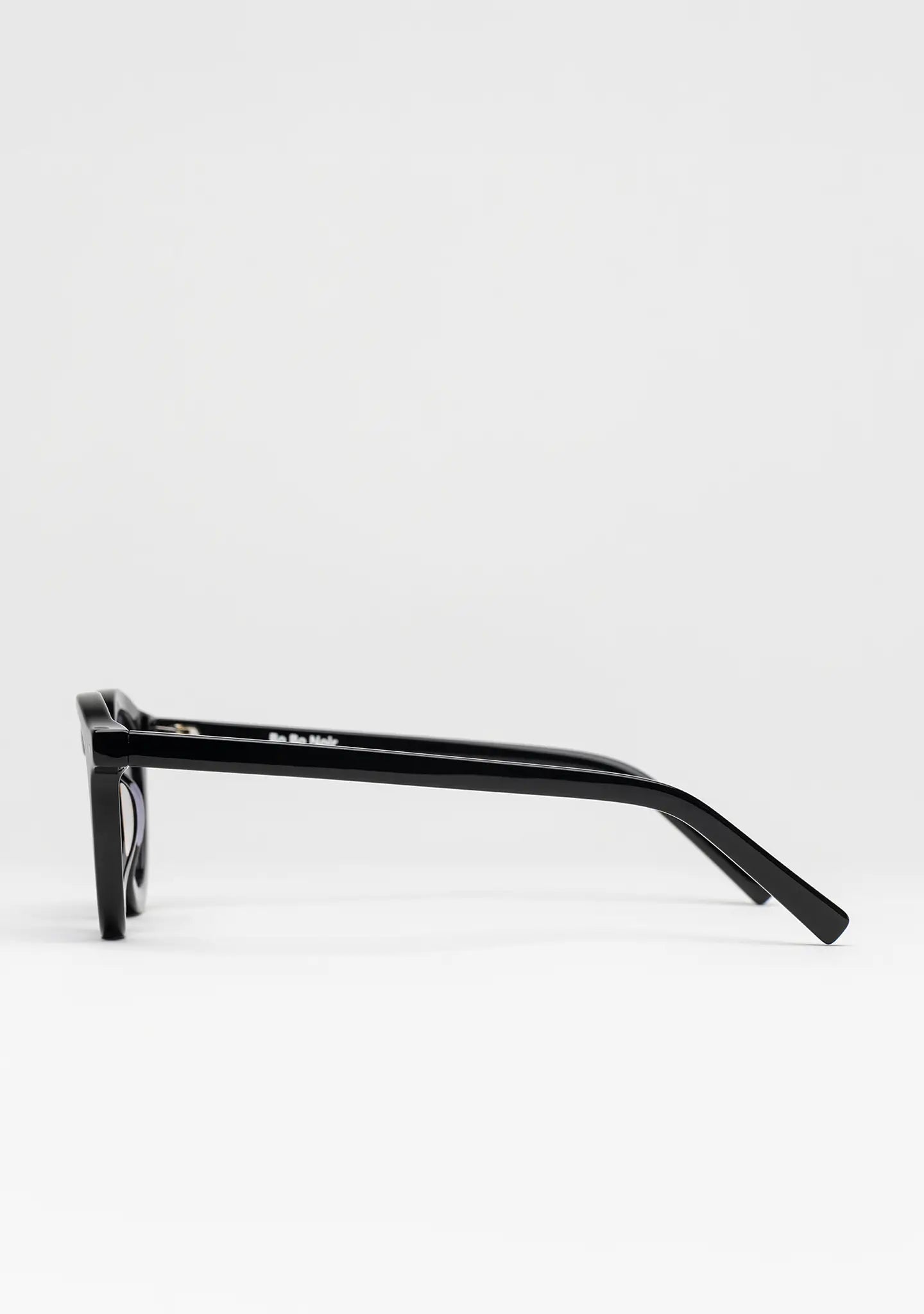 Bo Bo Noir William round sunglasses in shiny black acetate with CR-39 gradient blue lenses, side view.