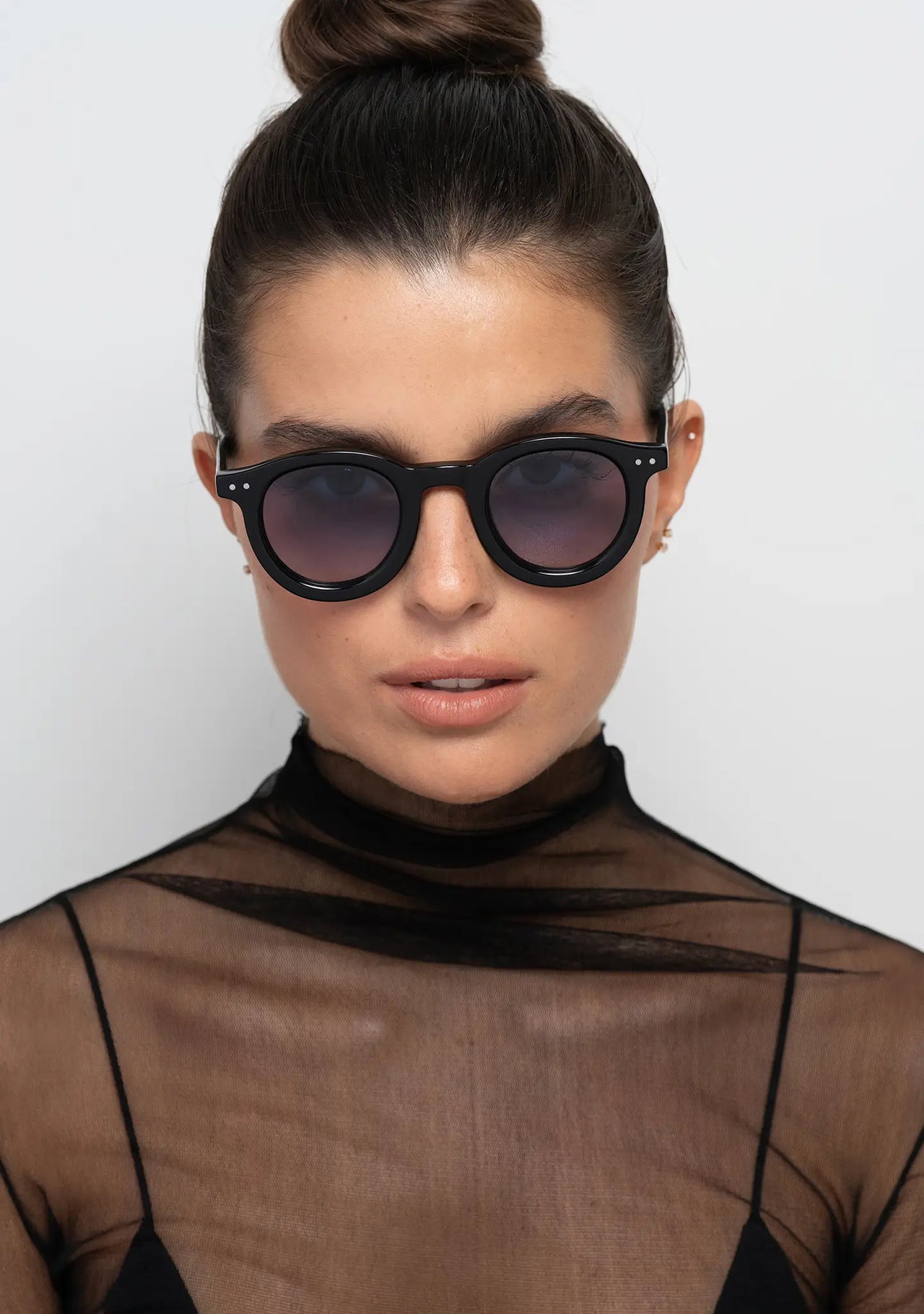 womens sunglasses Bo Bo Noir William round in shiny black acetate with CR-39 gradient blue lenses, woman wearing, front view.