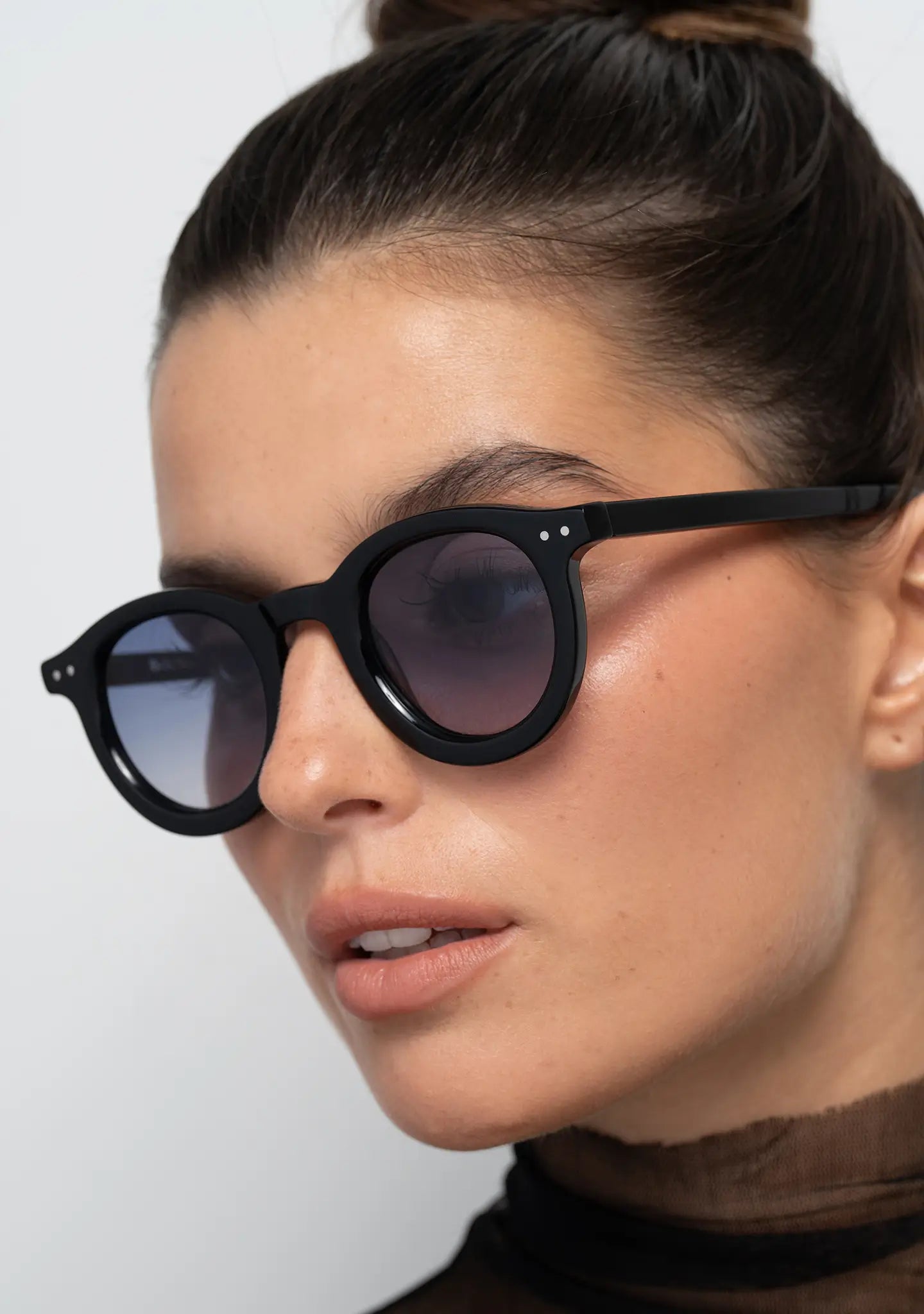 womens sunglasses Bo Bo Noir William round in shiny black acetate with CR-39 gradient blue lenses, woman wearing, side view.