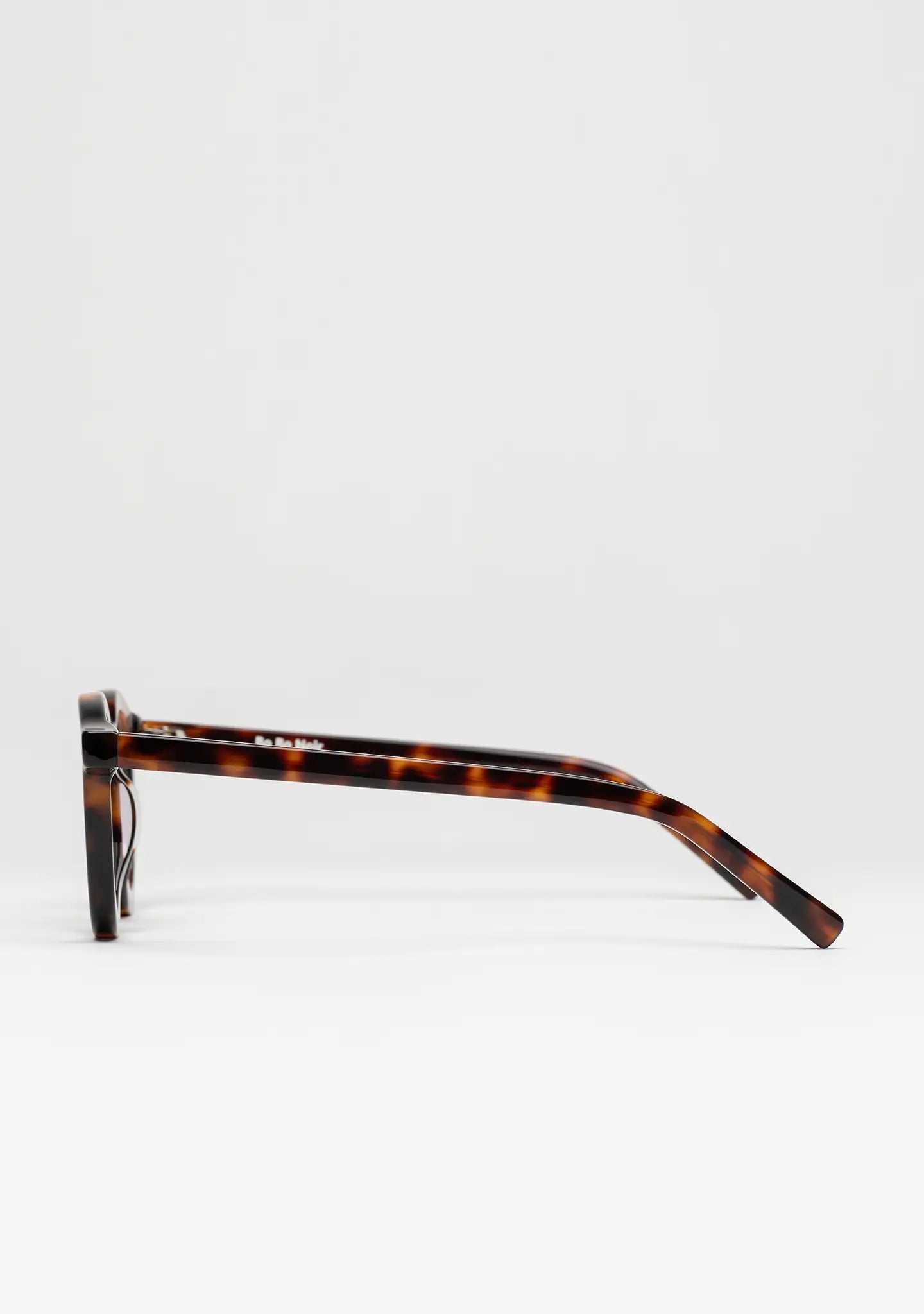 Bo Bo Noir William bold round optical frame in tortoise acetate, side view.