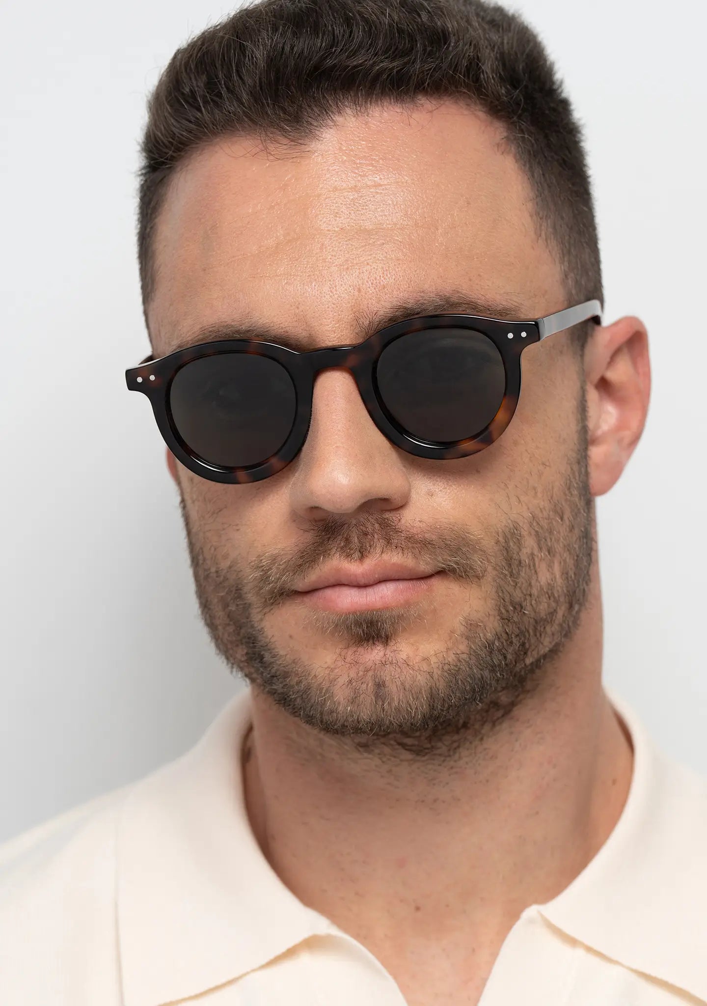 mens sunglasses Bo Bo Noir William round in tortoise acetate with single green lenses, man wearing, front view.