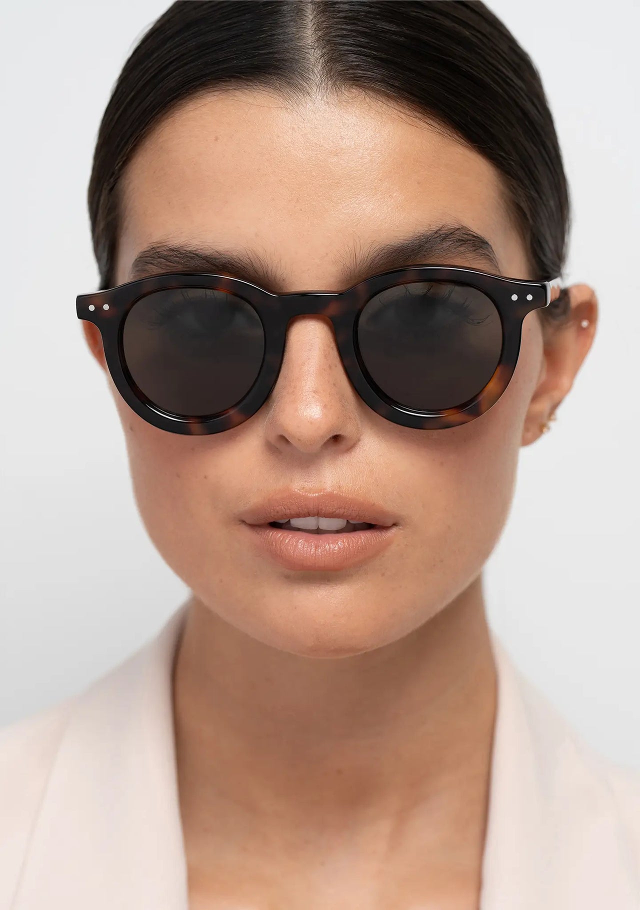 womens sunglasses Bo Bo Noir William round in tortoise acetate with single green lenses, woman wearing, front view.