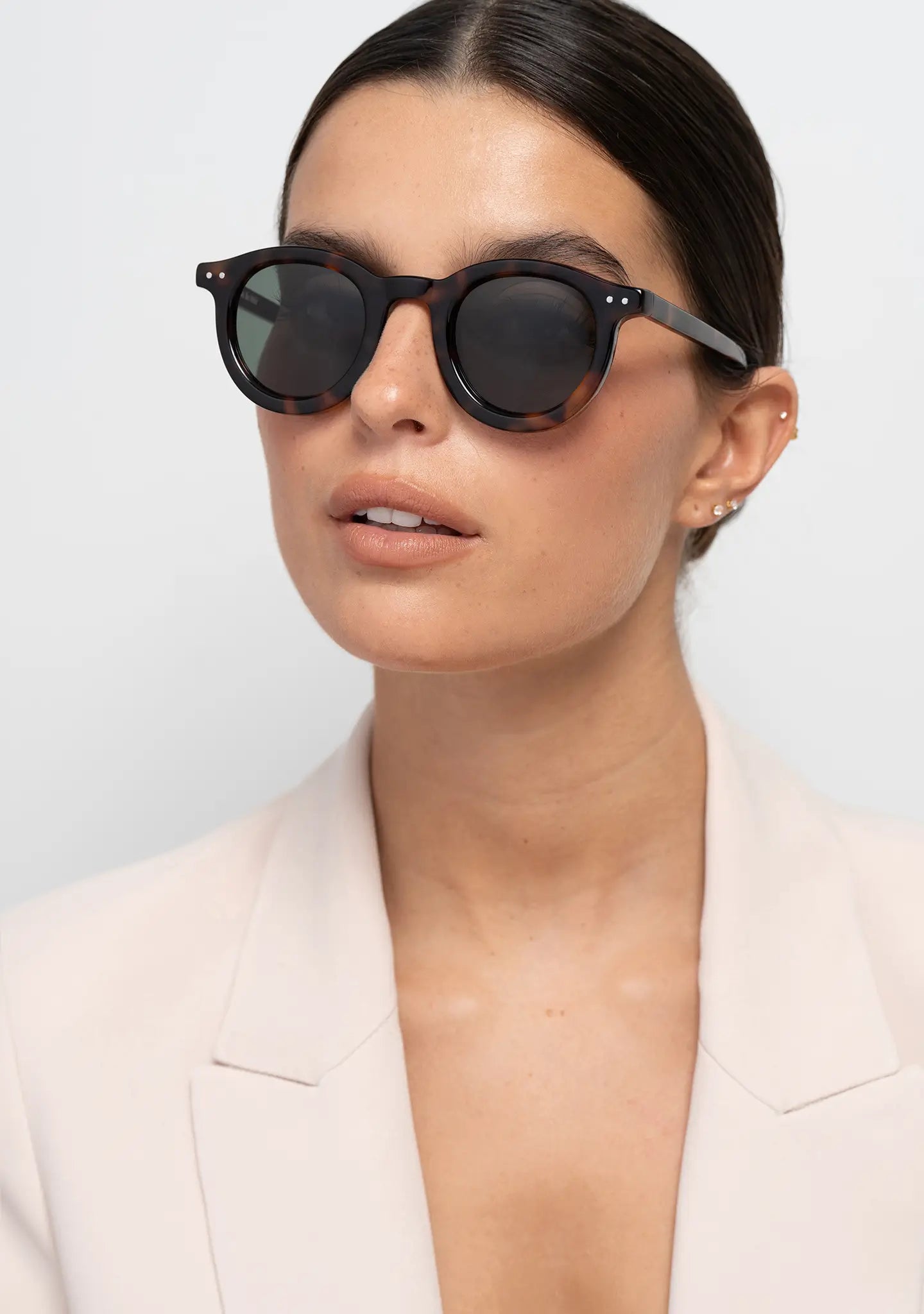 womens sunglasses Bo Bo Noir William round in tortoise acetate with single green lenses, woman wearing, side view.